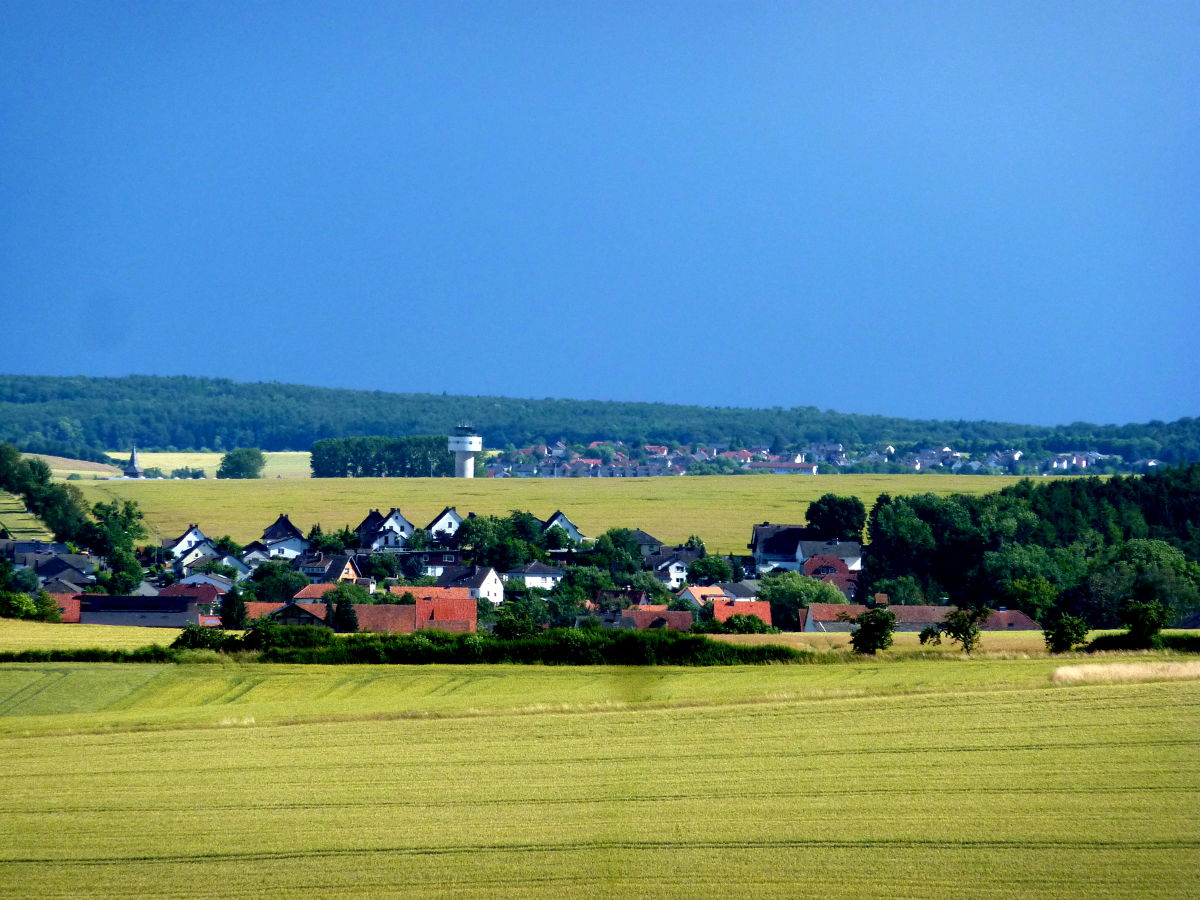 Der Tower des Flughafens Kassel-Calden hinter Schachten