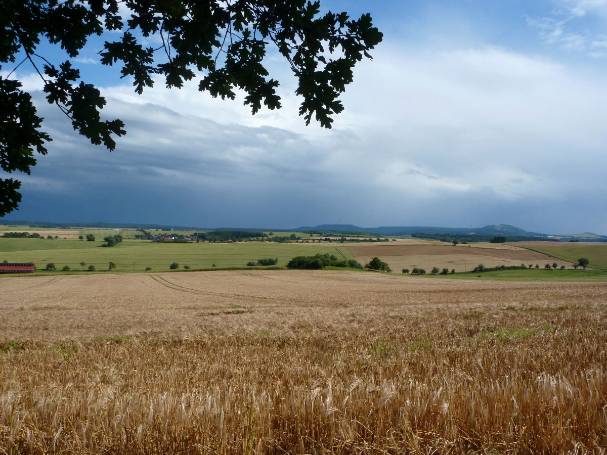 Blick vom Waldrand in Friedrichsthal auf Schachten (links) und den Dörnberg (rechts)