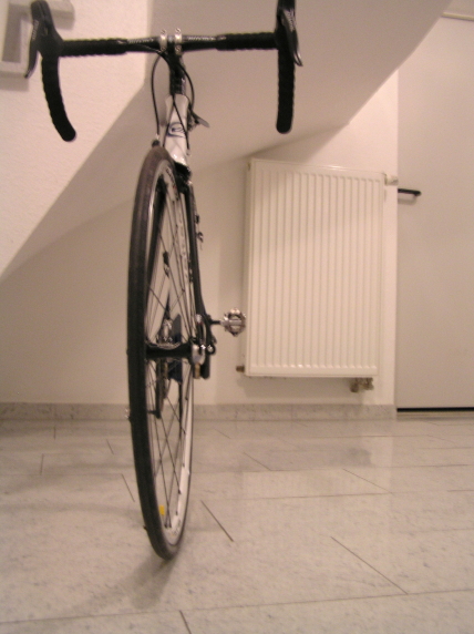 Rennrad Cicli B Fly von 2009 aus der Froschperspektive