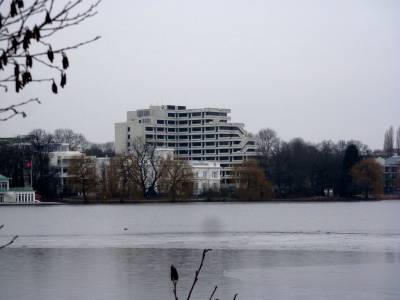 Auf der anderen Seite der Binnenalster befindet sich die Außenalster, an deren Ufer beeindruckende weiße Gebäude stehen: …