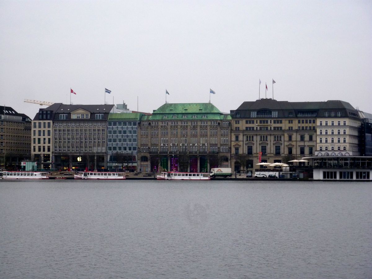 Läuft man vom Jungfernstieg einmal um die Binnenalster herum, hat man diesen Blick zurück. Das muss im Sommer herrlich sein …