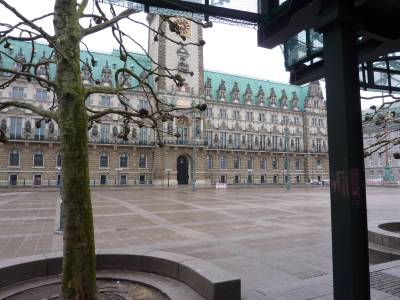 Das Hamburger Rathaus in einer vielleicht ungewohnten Perspektive.