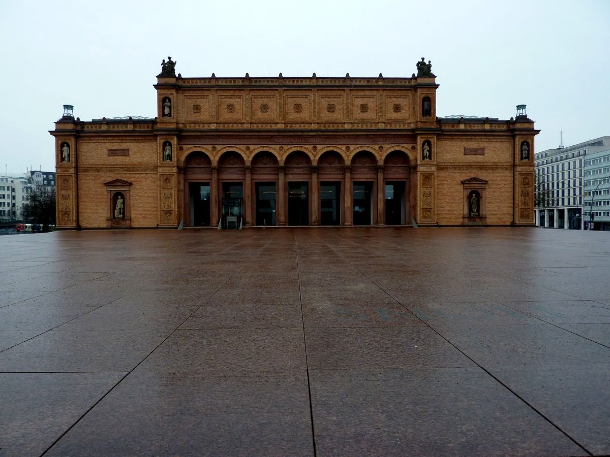 Ein schönes Gebäude in der Nähe des Hamburger Hauptbahnhofs ist die Kunsthalle. Davor befindet sich ein Steinpodest, das im Sommer wahrscheinlich sehr schön zum Sitzen ist.