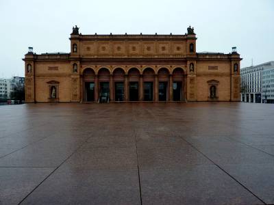 Ein schönes Gebäude in der Nähe des Hamburger Hauptbahnhofs ist die Kunsthalle. Davor befindet sich ein Steinpodest, das im Sommer wahrscheinlich sehr schön zum Sitzen ist.