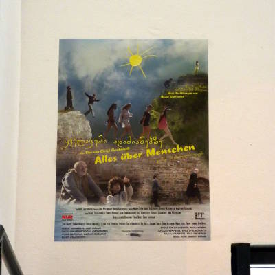 Filmplakat des Films »Alles über Menschen« im Treppenaufgang