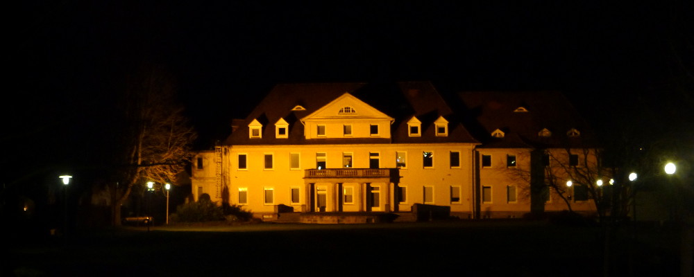 Das abendlich erleuchtete Rathaus von Borken