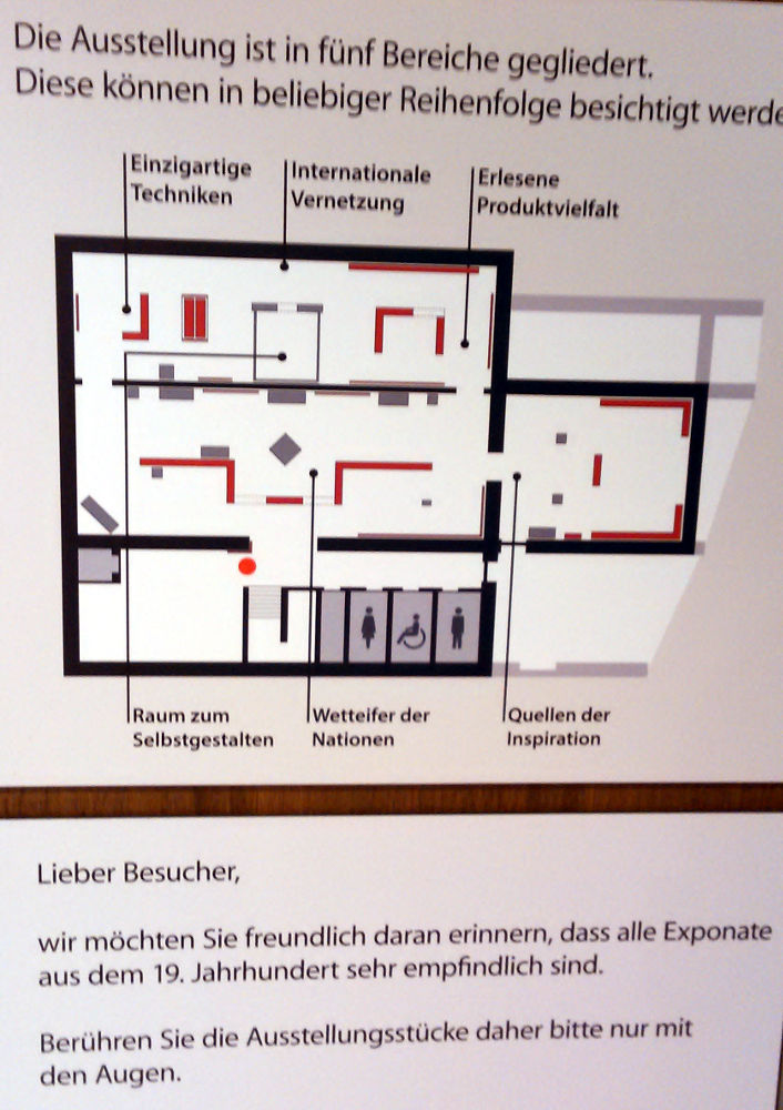 Aufbau der Ausstellung und Hinweis für Besucher: „Berühren sie die Ausstellungsstücke bitte nur mit den Augen.“