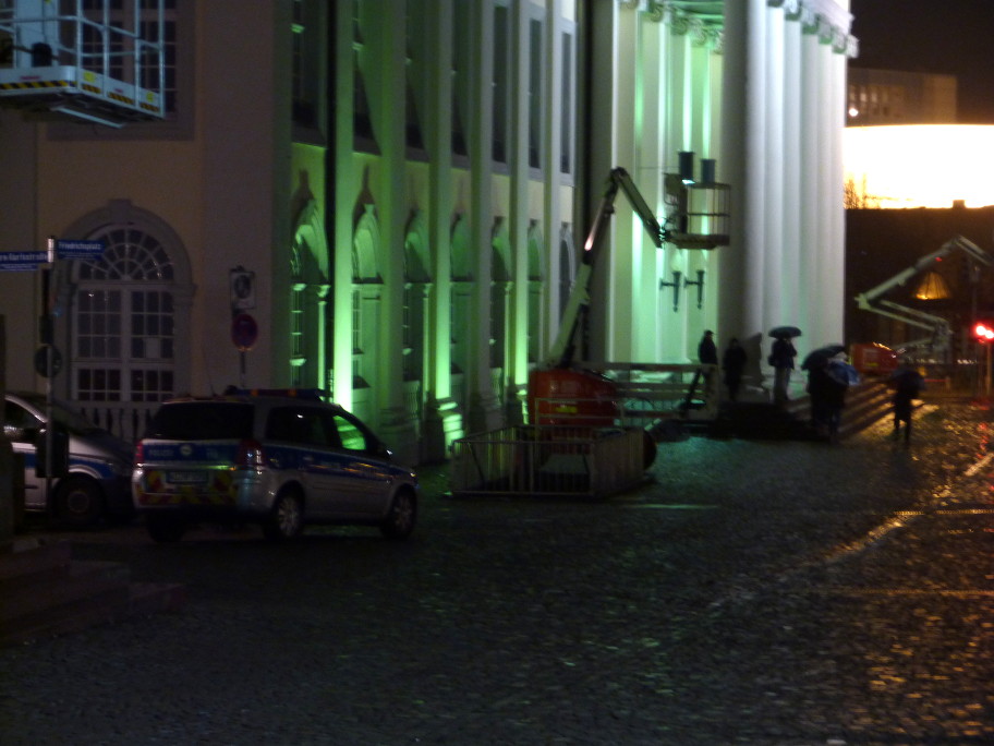 8 Kagida-Teilnehmer im Regen vor dem Fridericianum