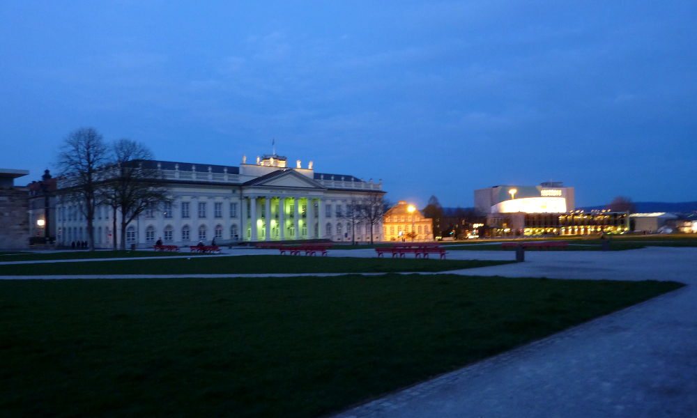 Das Kasseler Friedericianum in der Dämmerung