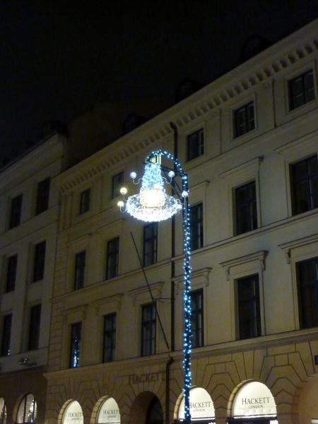 geschmückte Straßenlaterne in der Münchener Maximilianstraße