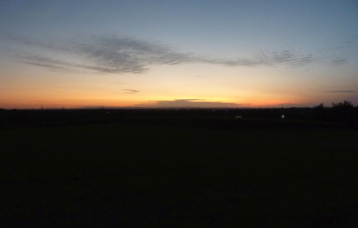 Aus Sicht des Kraichgau ist das Gute an der Pfalz, dass dort die Sonne untergeht, wie auf dem Bild zu sehen. Der dunkle Streifen über dem Horizont dürfte der Pfälzerwald sein.