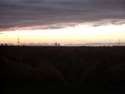 Wenige Minuten später ist das Abendrot fast der blauen Stunde gewichen und taucht den Abendhimmel über dem AKW Phlippsburg in bunte Farben.