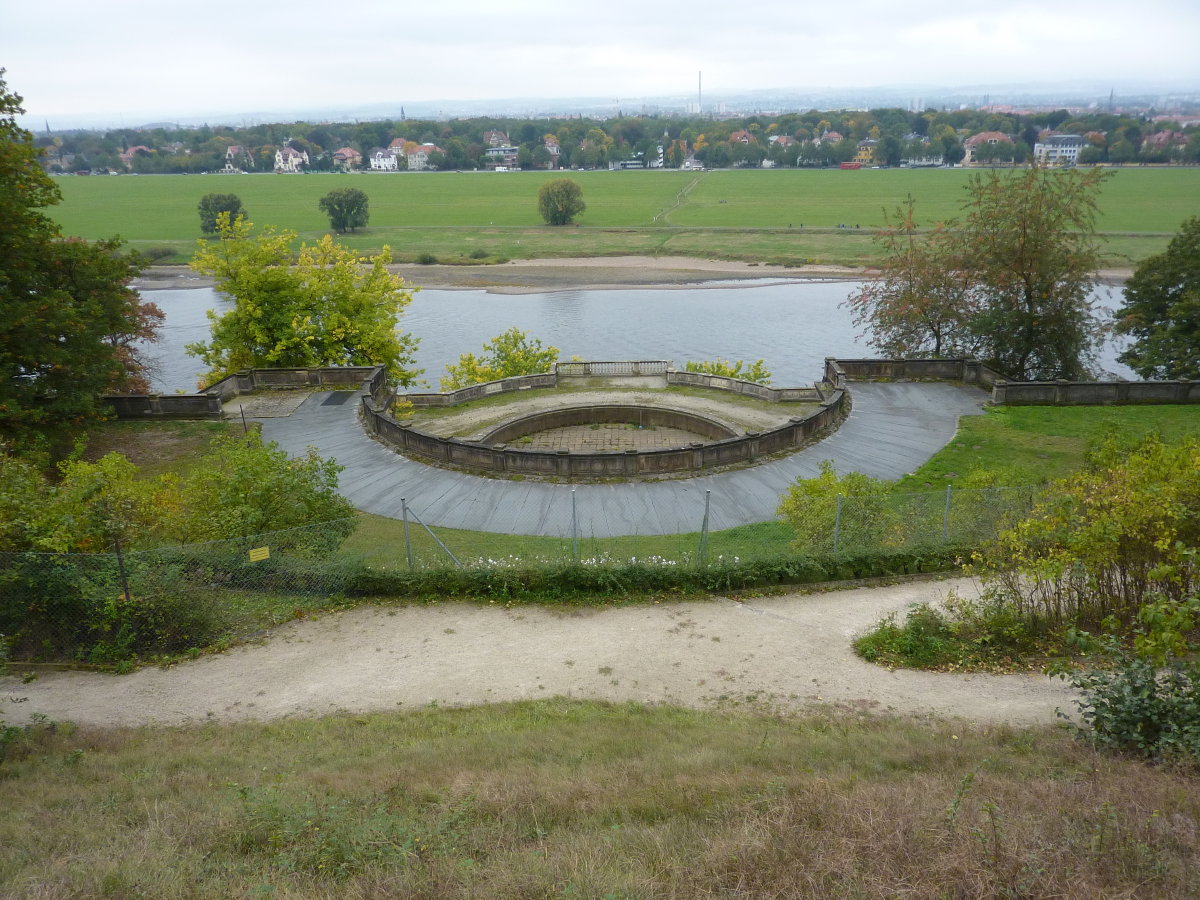 Im Dresdner Lingnerpark (Stadtteil Loschwitz) befinden sich an einem Weinberg oberhalb der Elbe die Elbschlösser, mit einem schönen Blick über Dresden.