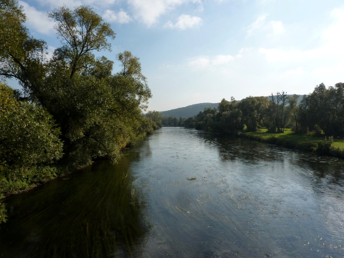 Wenn man mit dem Fahrrad zwischen Fritzlar und dem Edersee unterwegs ist, überquert man bei Edertal-Anraff die Eder und genießt dabei die nordhessische Landschaft.