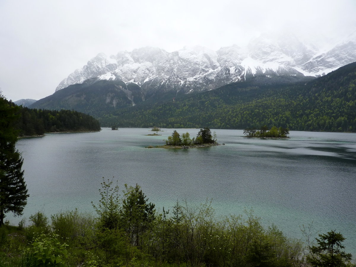 Der Eibsee ist ein Gebirgssee unterhalb der Zugspitze (aber immer noch knapp 300 Höhenmeter oberhalb von Garmisch-Partenkirchen). Seine volle Schönheit erwandert man am Besten auf dem Rundweg.