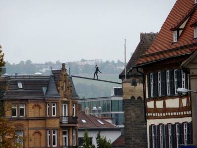 Die Altstadt von Esslingen ist nicht nur von schönen alten Häusern in hübschen Gassen geprägt, sondern auch von diesem „Seiltänzer“, der sich in Richtung Neckar befindet.