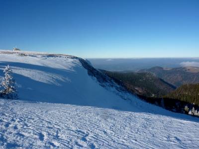 Der Feldberg ist der höchste Berg des Schwarzwalds. Die einzigen Gebäude auf dem Gipfel sind nicht öffentlich zugänglich, die Hütten alle in den Tälern.