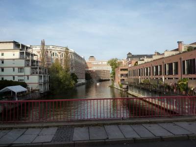 Der Leipziger Stadtteil Plagwitz beherbergte früher Industrie und wartet heutzutage mit sanierten Backsteingebäuden und Lofts auf.