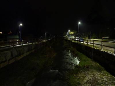 Ein gerader Weg in Richtung Horizont, ein Bach, der auf den Betrachter zufließt, daneben die Straße: viele Wege.