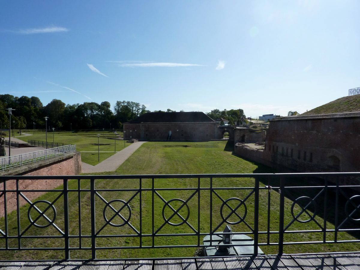 Blick von der Brücke vor dem Weißenburger Tor der Festung Germersheim in den Graben.