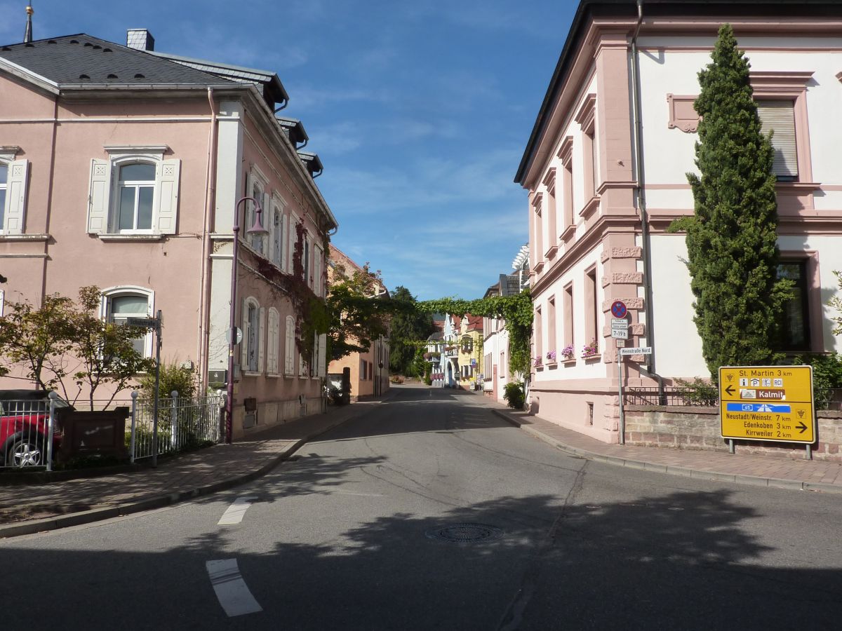 Dreht man den Blick oder geht in die nächste Straße, lässt sogar der Stil der Häuser an Italien erinnern – wir sind noch in Maikammer.