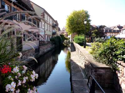 Am Marktplatz in Wissembourg läst sich besonders schön an der Lauter verweilen.