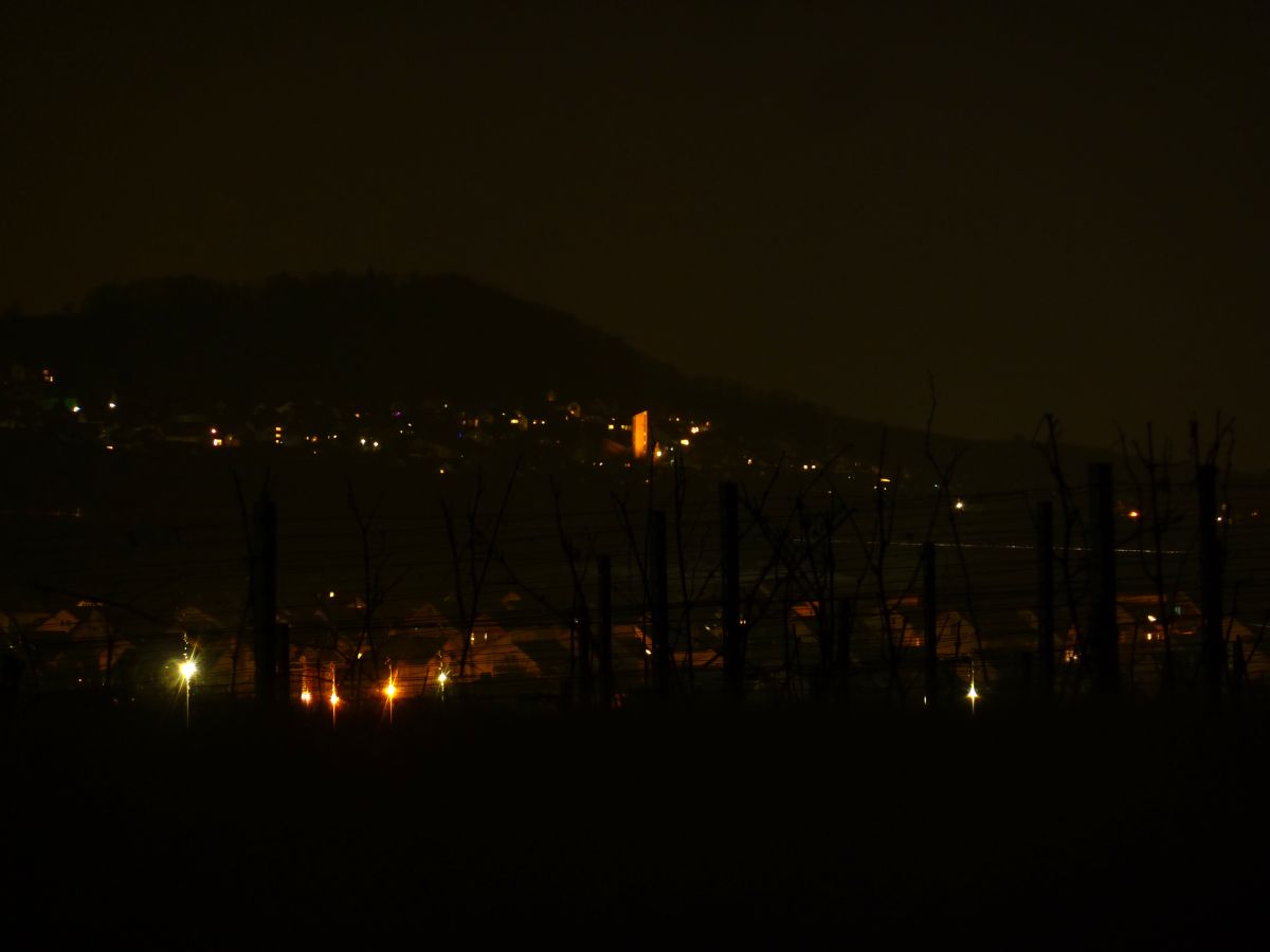 Rechts dahinter am Hang befindet sich Malschenberg mit einem prägnanten Kirchturm.