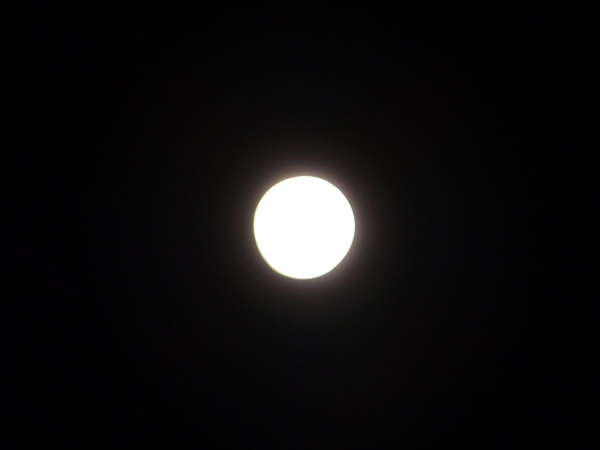 Der Mond war direkt über dem Feld sehr gut zu erkennen. Eine „richtige“ Aufnahme gelang allerdings trotz ISO 80 und 1/8 s Belichtungszeit leider nicht.