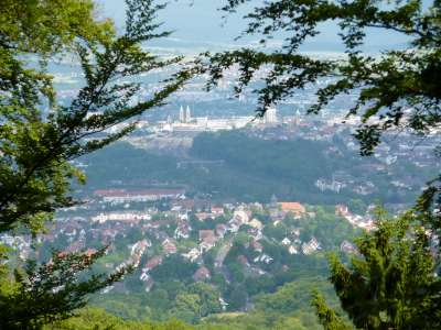 Vom Vorderen Westen Richtung Herkules und Bergpark Wilhelmshöhe ergeben sich aus dem Wald immer wieder schöne Perspektiven auf die Innenstadt.