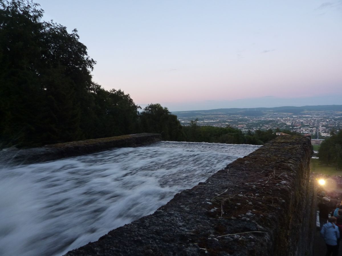 Dem Herkules zu Füßen liegen die Kaskaden der Wasserspiele. Man läuft neben dem Wasser den Berg hinunter.