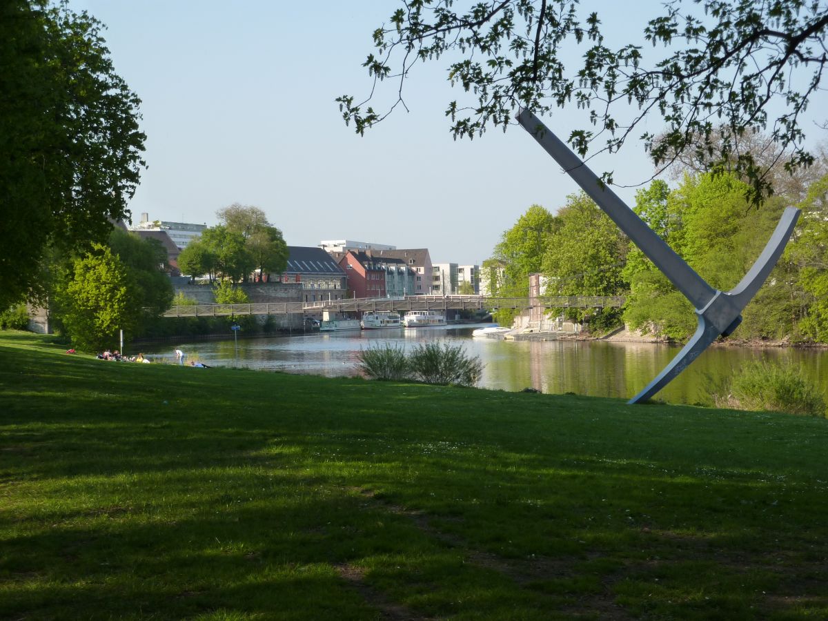 Weiter in der Südstadt, in der Karlsaue findet sich direkt am Fuldaufer das documenta-Kunstwerk die Spitzhacke, die der Legenda nach vom Herkules hier her geworden worden ist.